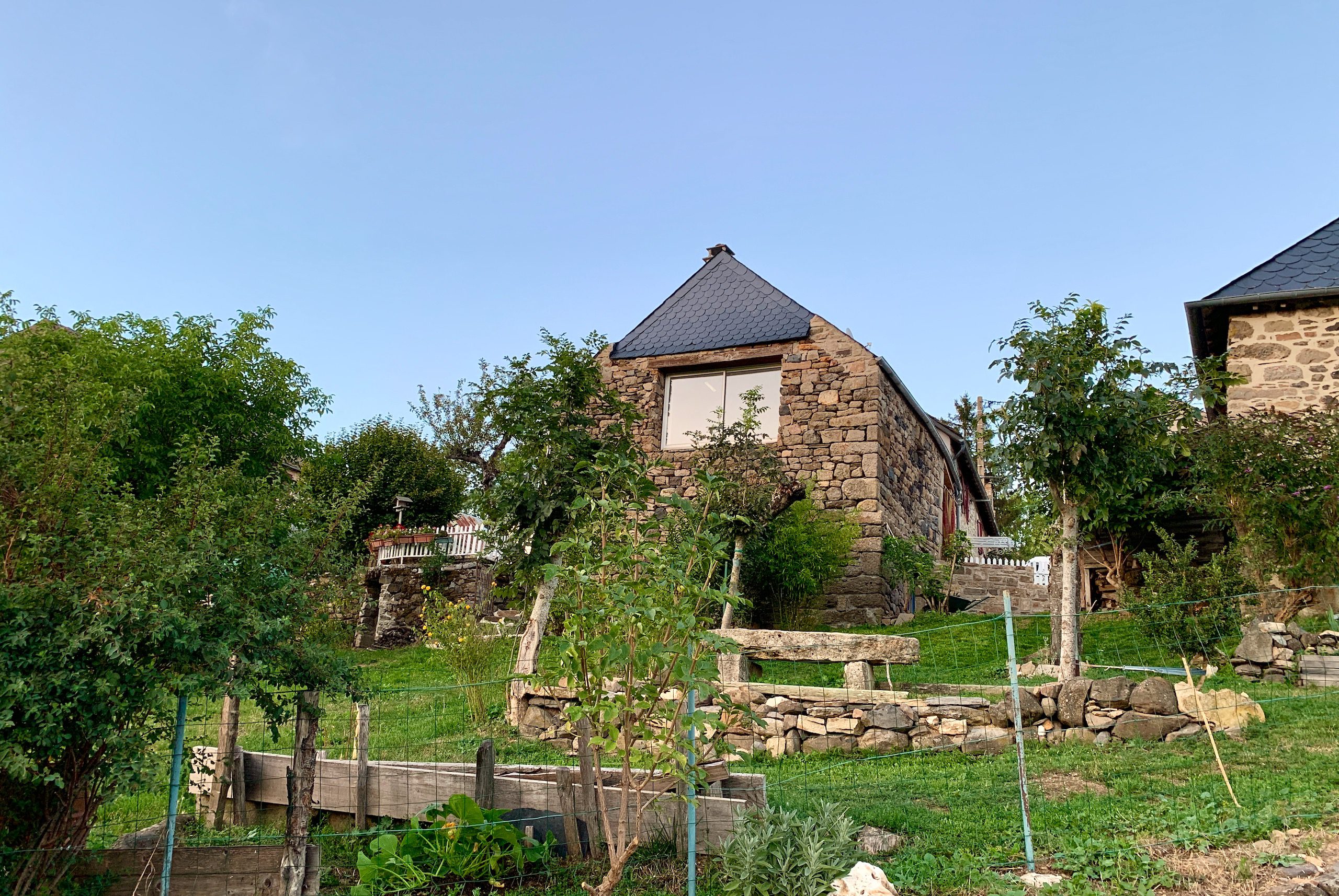 Gîtes Altobraco - La Grange vue côté ouest et jardin attenant