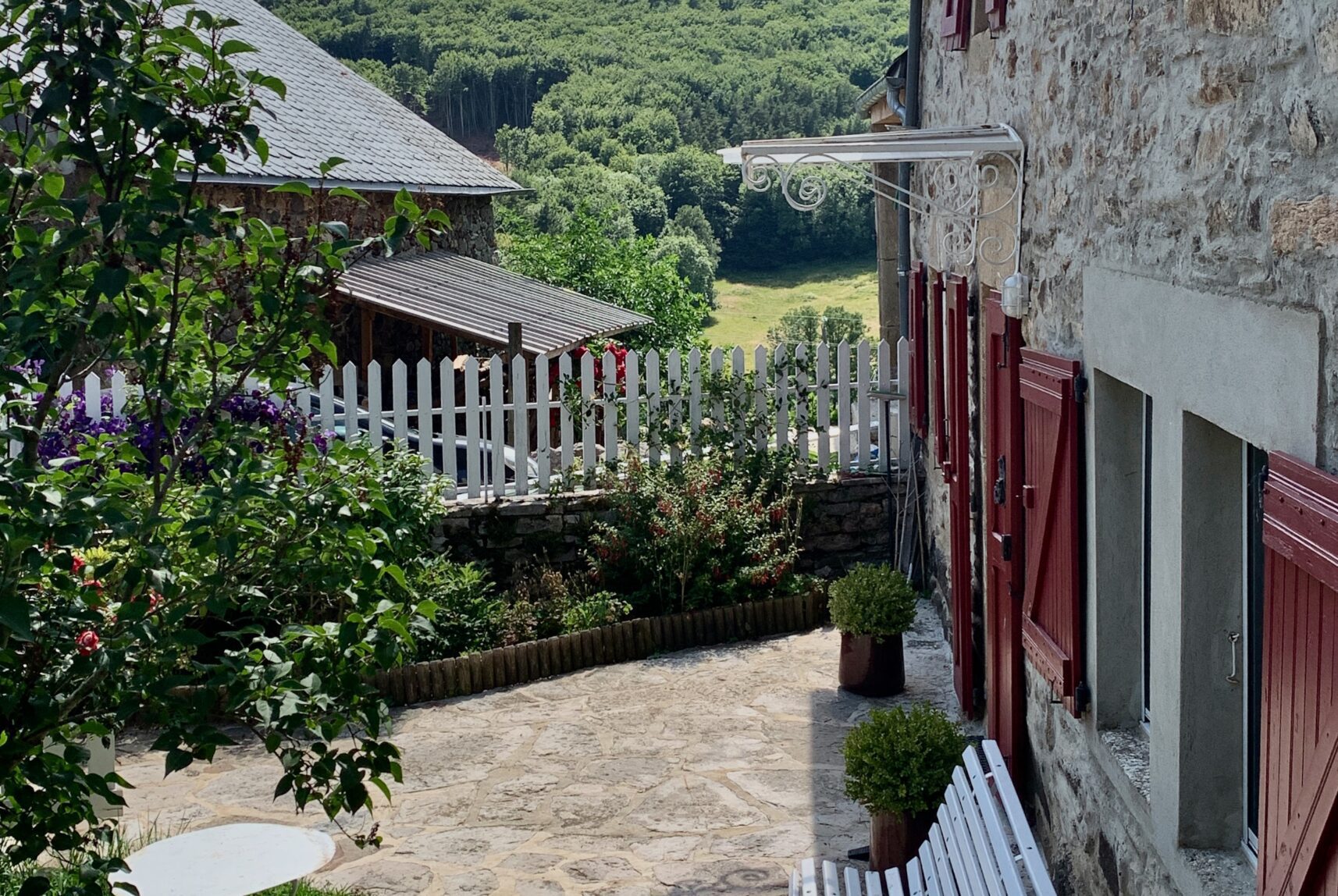 Gîtes Altobraco - Vue du gîtes La Sibylle avec terrasse au sud et bois
