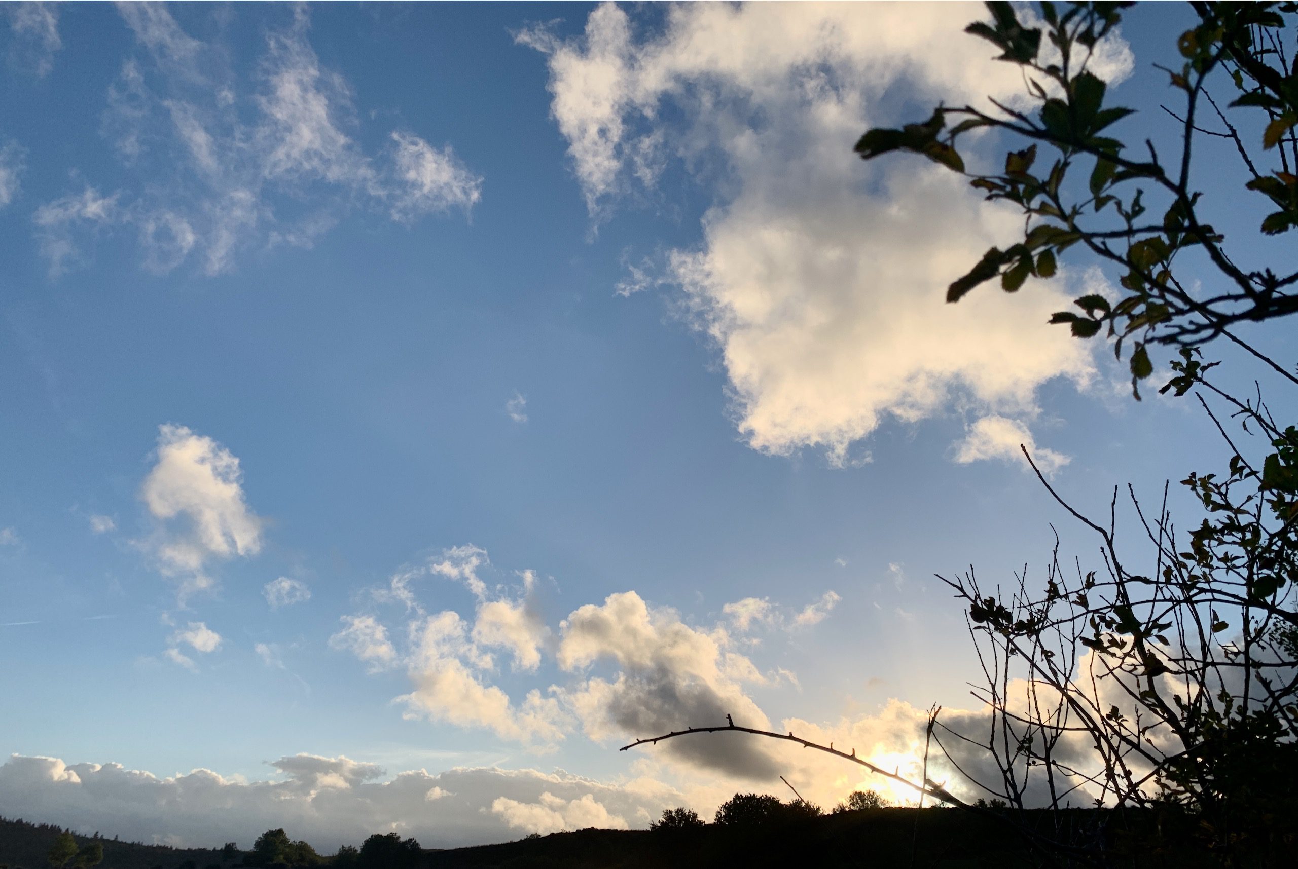 Gîtes Altobraco - Ciel et nuages avec lumière du crépuscule depuis le sentier Urbain V au-dessus des gîtes