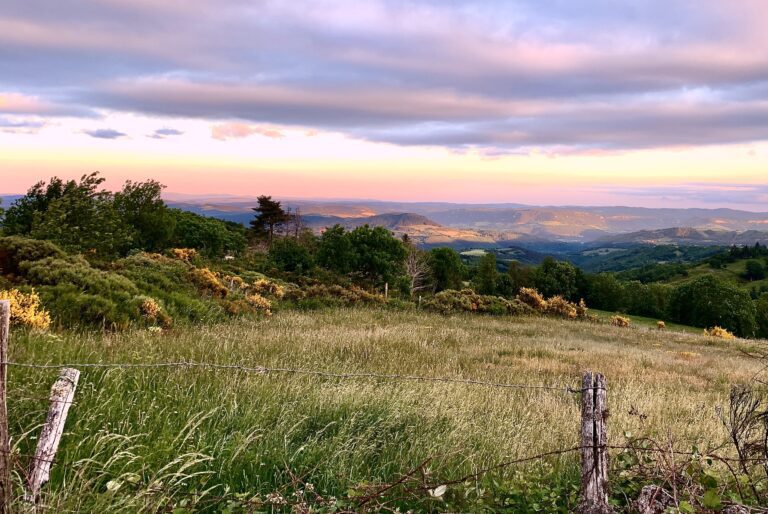 Gîtes Altobraco - Vue sur les Grands Causses depuis le GR Urbain V au-dessus des gîtes