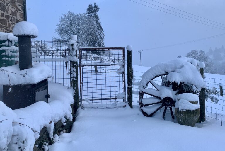 Gîtes Altobraco-portillon jardin sous la 1ere neige