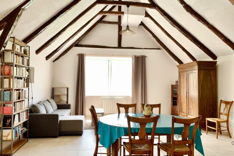 Gîtes Altobraco - La Grange : pièce principale et lumière baie vitrée