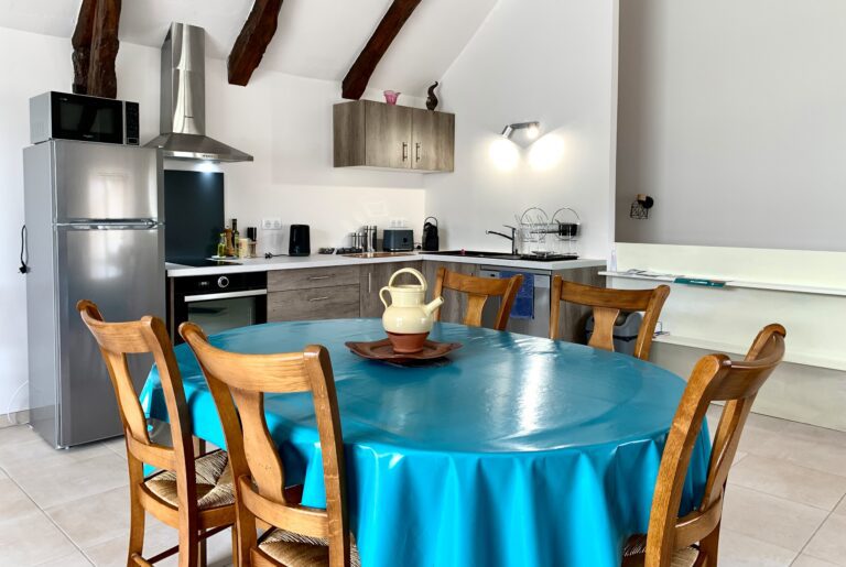 Gîtes Altobraco - La Grange : espace repas table 6 personnes