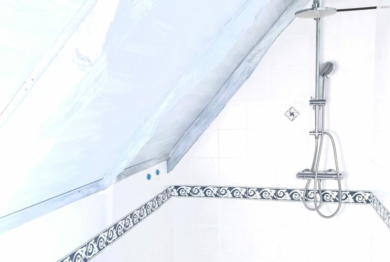 Gîtes Altobraco - Sibylle salle de bains commune aux 3 chambres avec douche à l'italienne