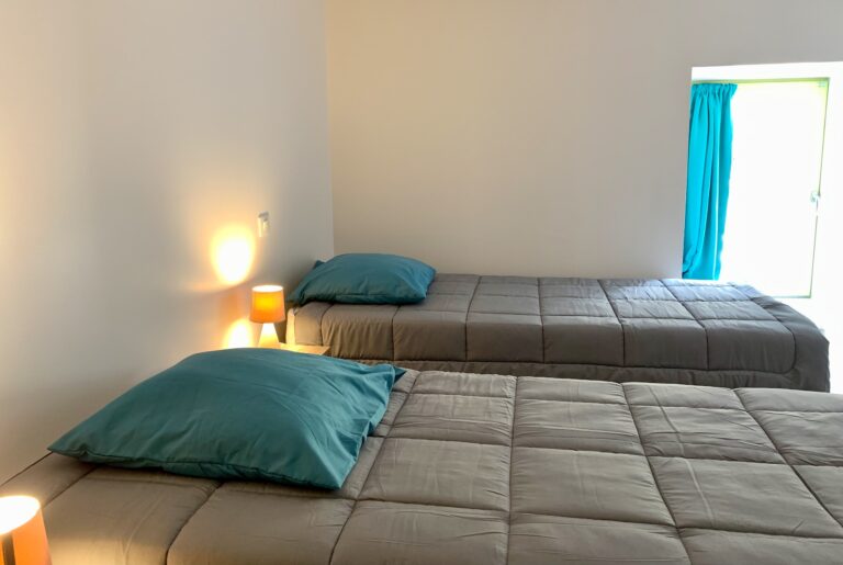 Gîtes Altobraco - La Grange: chambre twin avec fenêtre