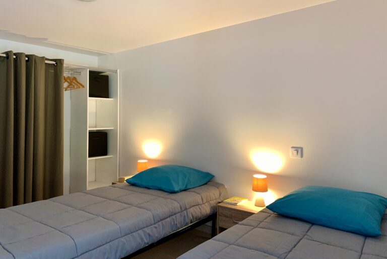 Gîtes Altobraco - La Grange: chambre twin avec penderie