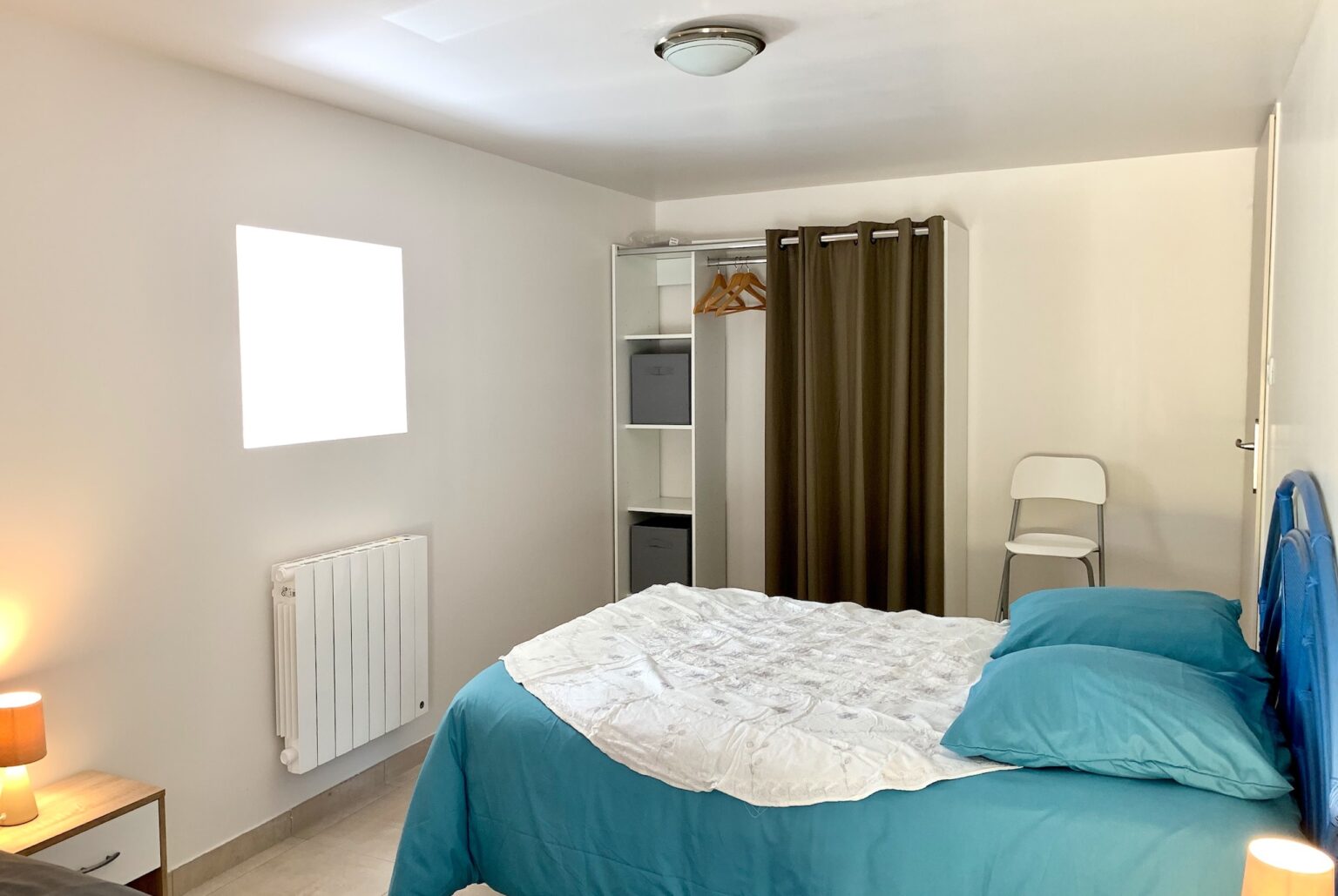 Gîtes Altobraco - La Grange: chambre double avec penderie