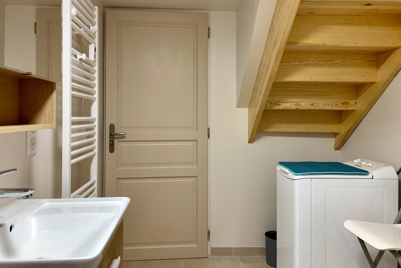 Gîtes Altobraco - La Grange : salle d'eau avec LL et sèche serviette