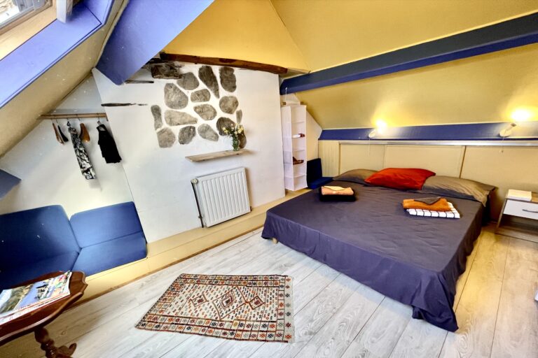 Gîtes Altobraco La sibylle - chambre lit double au 2eme niveau sous combles