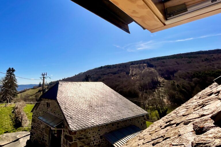 Gîtes Altobraco La sibylle - chambre lit double au 2eme niveau sous combles - vue depuis le velux