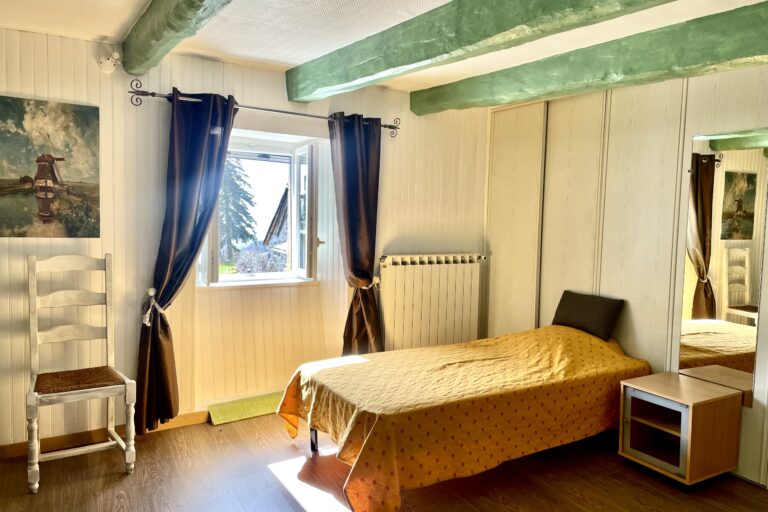 Gîtes altobraco - la Sibylle : chambre triple 1er étage avec 3 lits simples