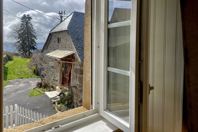 Gîtes altobraco - la Sibylle : chambre triple 1er étage - vue depuis la fenêtre