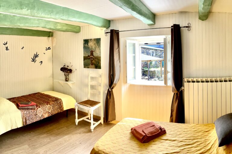 Gîtes altobraco - la Sibylle : chambre triple 1er étage avec 3 lits simples