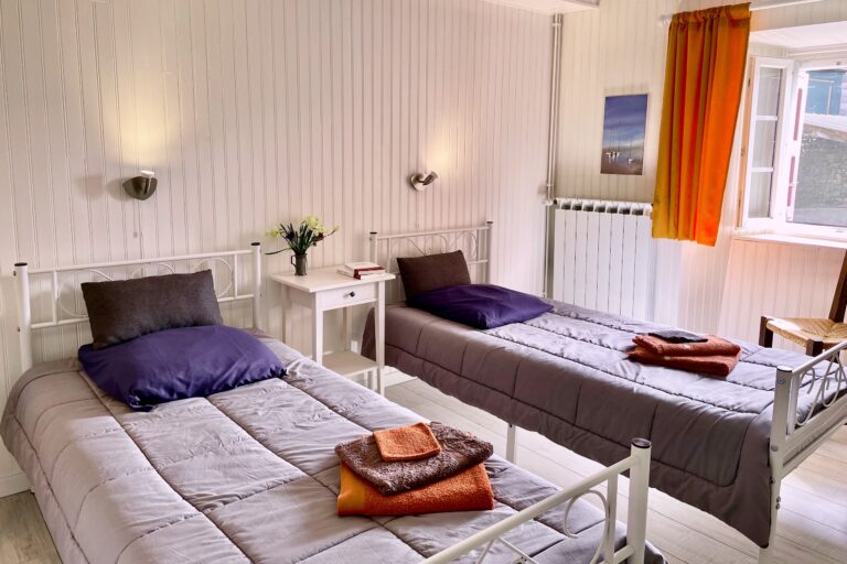 Gîtes altobraco - la Sibylle : chambre confort au 1er étage avec 2 lits jumeaux.
