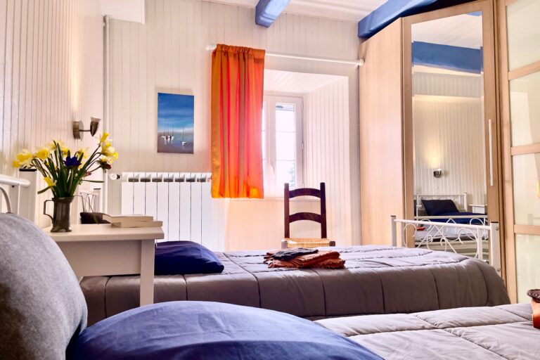 Gîtes altobraco - la Sibylle : chambre confort au 1er étage avec 2 lits jumeaux.