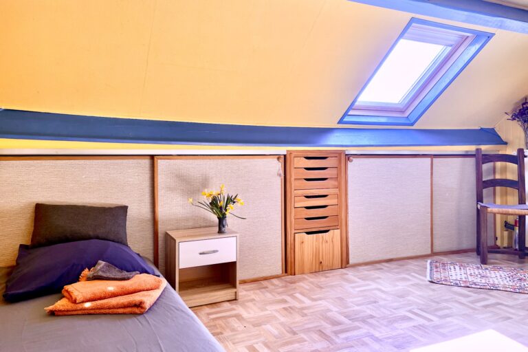 gites altobraco La Sibylle - au 2ème étage, extension chambre twin ou salle de jeux attenant à la ch. double Bleumimosa